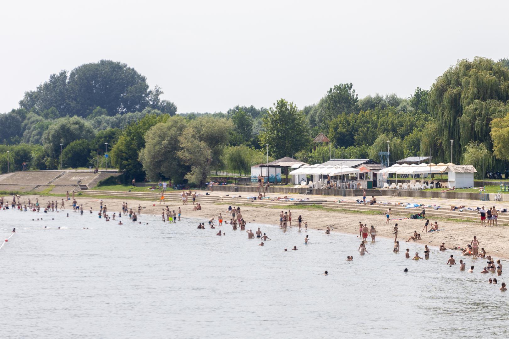 ... u Osijeku je na njoj omiljeno kupalište građana. Radi se o Dravi.