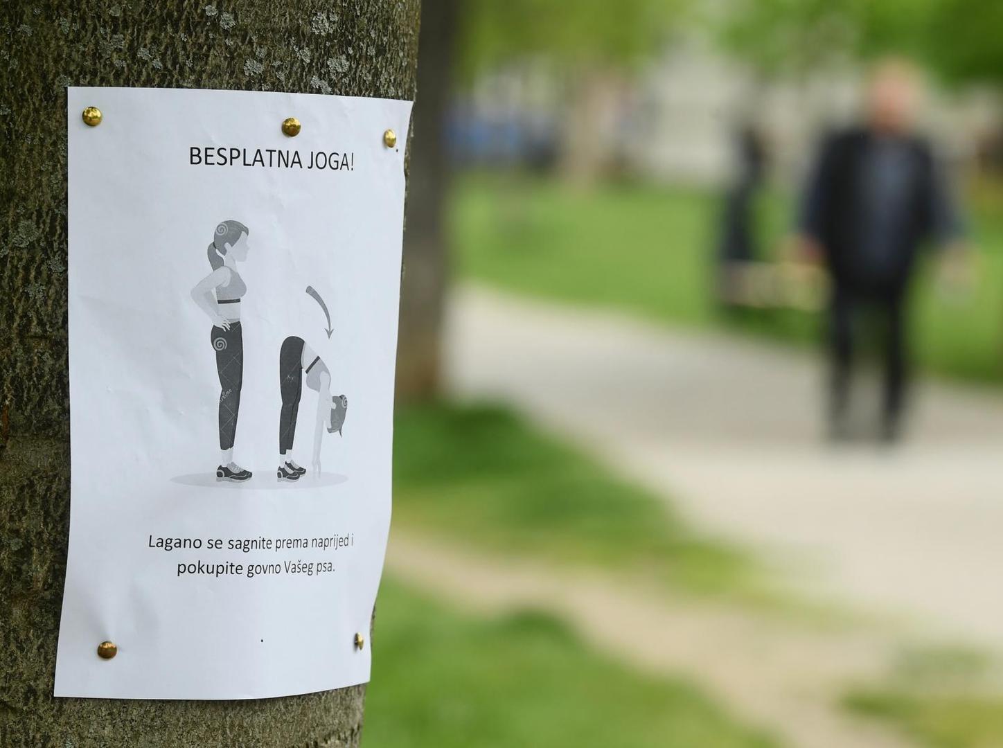 Na A4 papiru prezentirao je poruku kao besplatan tečaj joge te ju postavio na drvo.