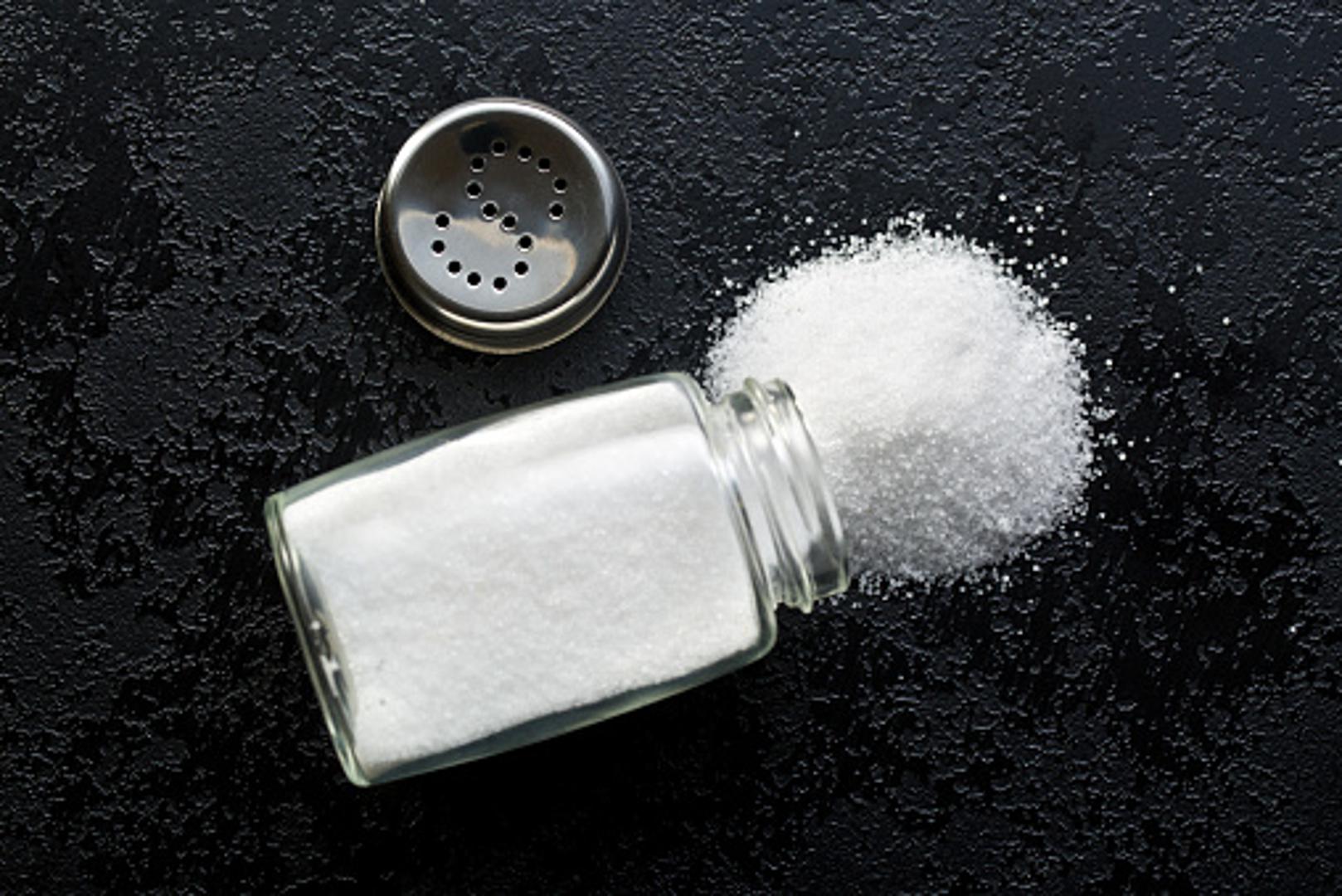 Svjetska zdravstvena organizacija ne preporučuje više od 5 grama soli na dan, što je količina koja stane u jednu čajnu žličicu. 