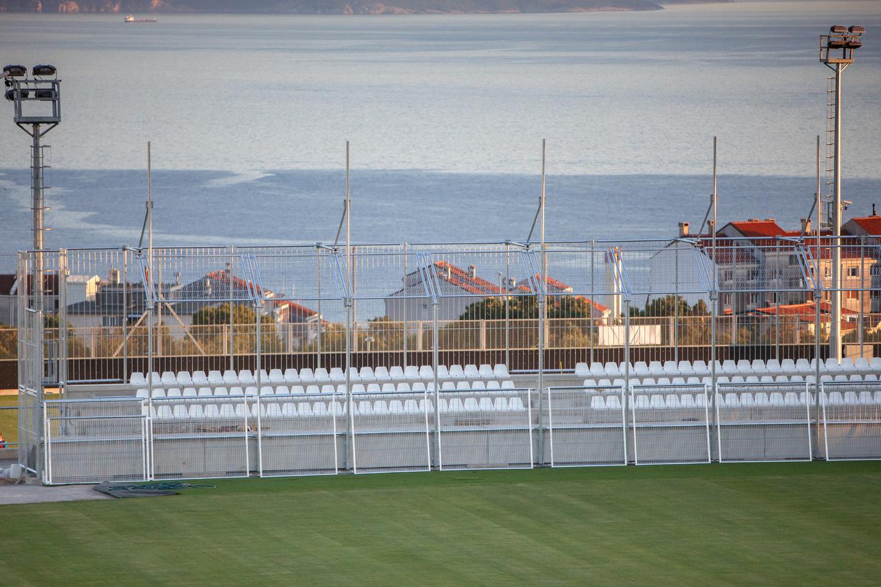 Rijeka: Na stadionu Rujevica postavljena tribina za gostuju?e navija?e