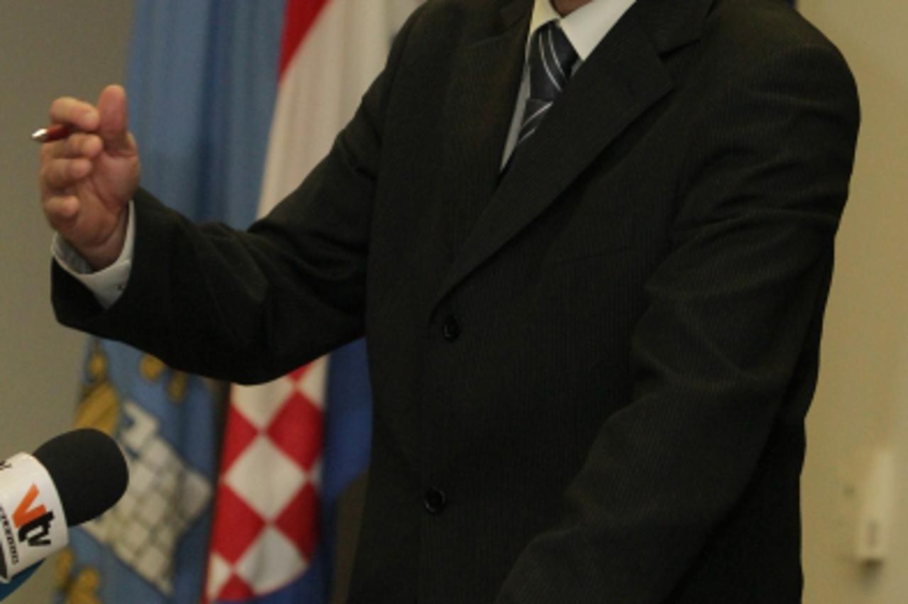 '10.11.2011., Koprivnica - Sjednica Skupstine Koprivnicko-krizevacke zupanije u Vijecnici grada Koprivnice.  Zupan Darko Koren.  Photo: Marijan Susenj/PIXSELL'