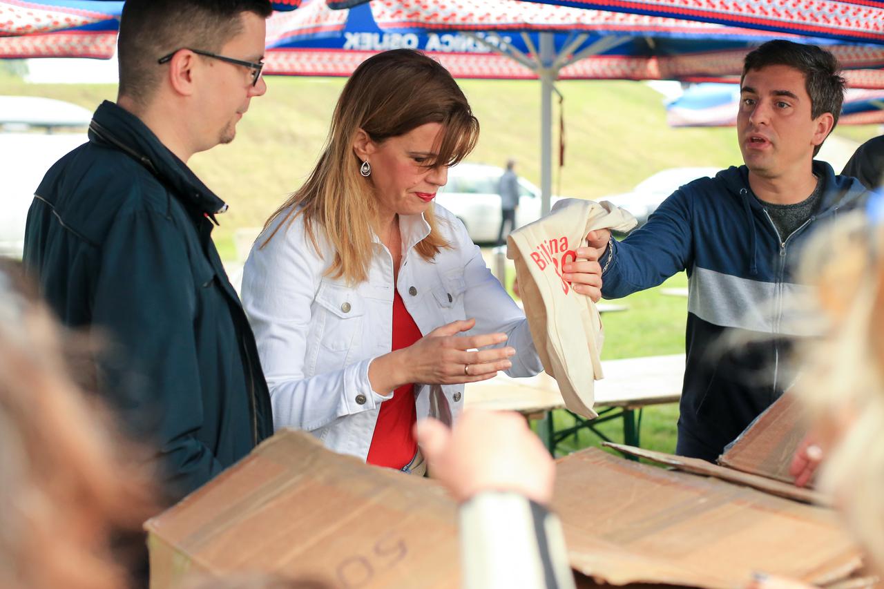 Davor Bernardić u Maksimiru dijelio karanfile