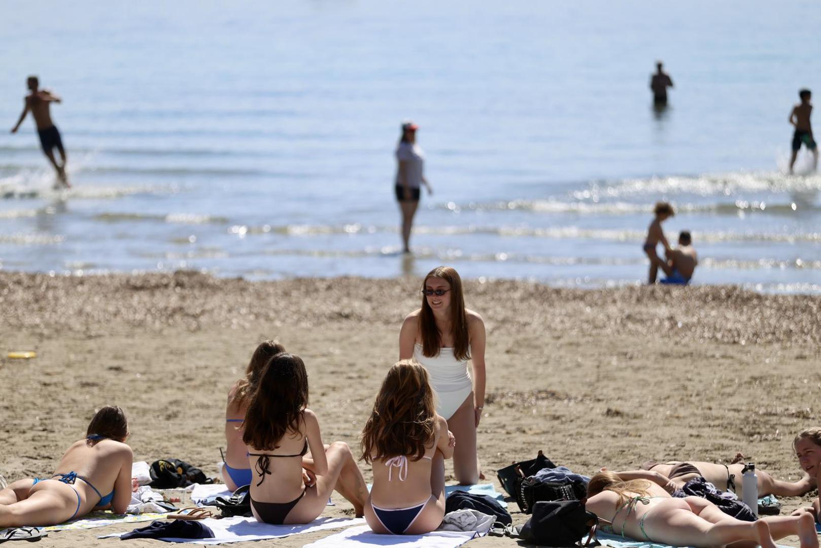 Neki su bili dovoljno hrabri da uđu u more, čija temperatura iznosi samo 15 stupnjeva