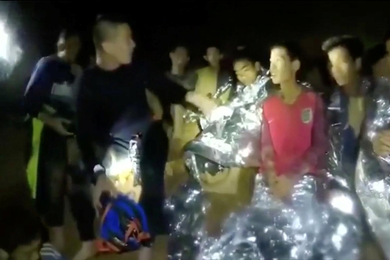 dječaci zarobljeni u spilji