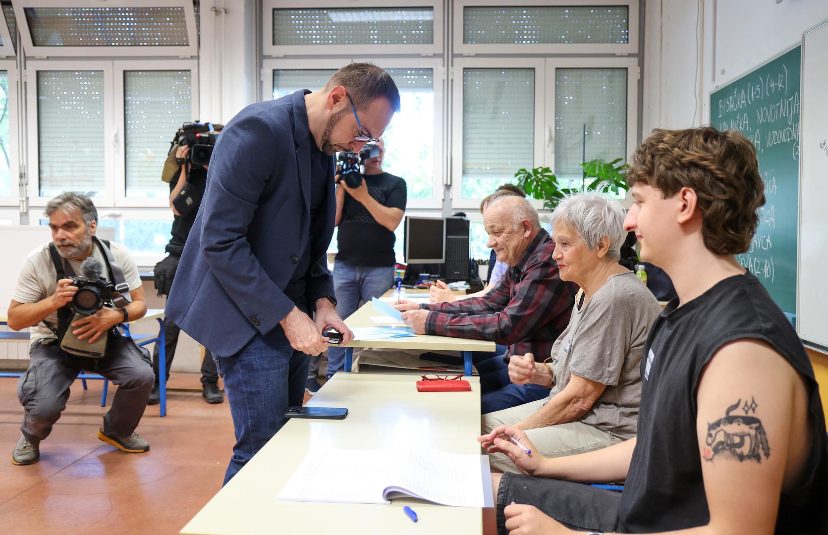 01.06.2025., Zagreb - Kandidat za gradonacelnika Grada Zagreba i aktualni gradonacelnik Tomislav Tomasevic glasao je na birackom mjestu OS Kralja Tomislava, Nova cesta 92. Photo: Sanjin Strukic/PIXSELL