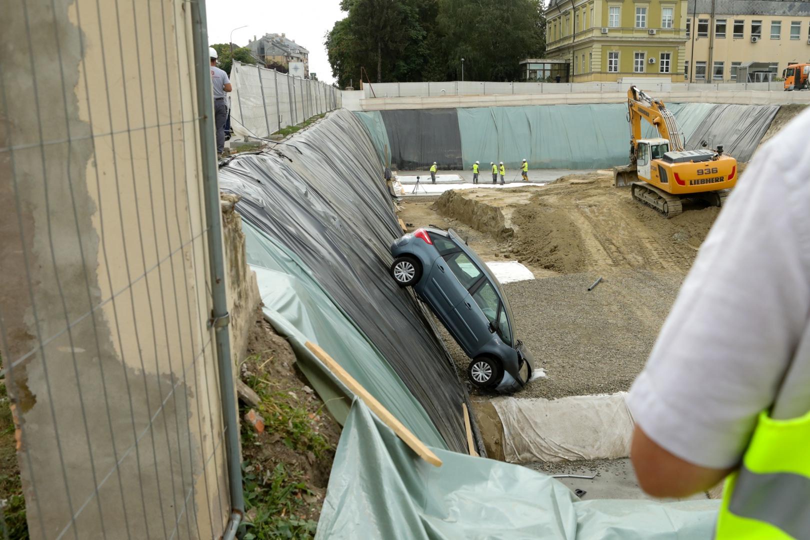 17.09.2021., Osijek - Vozacica osobnog automobila pri pokusaju parkiranja na istocni parking KBC Osijek, izgubila je kontrolu nad vozilom te probila zastitnu ogradu i upala u rupu na gradilistu. Photo: Dubravka Petric/PIXSELL