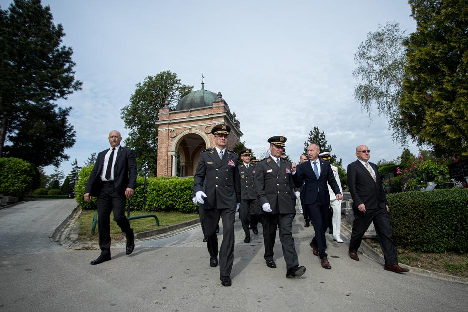 Damir Krstičević polaže vijence na groblju povodom 28. obljetnice Oružanih snaga
