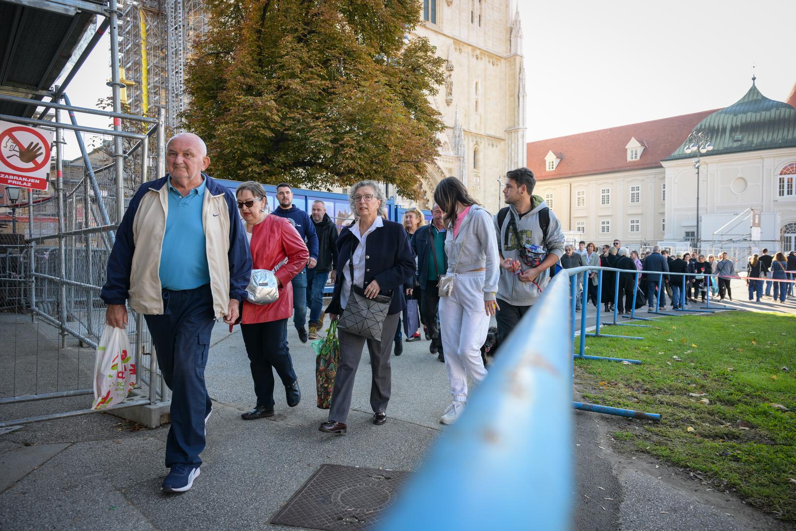 U Hrvatskoj se slave Svi sveti, dan kojim Katolička crkva slavi sve kanonizirane i svece koji nisu kanonizirani a ostvarili su trag