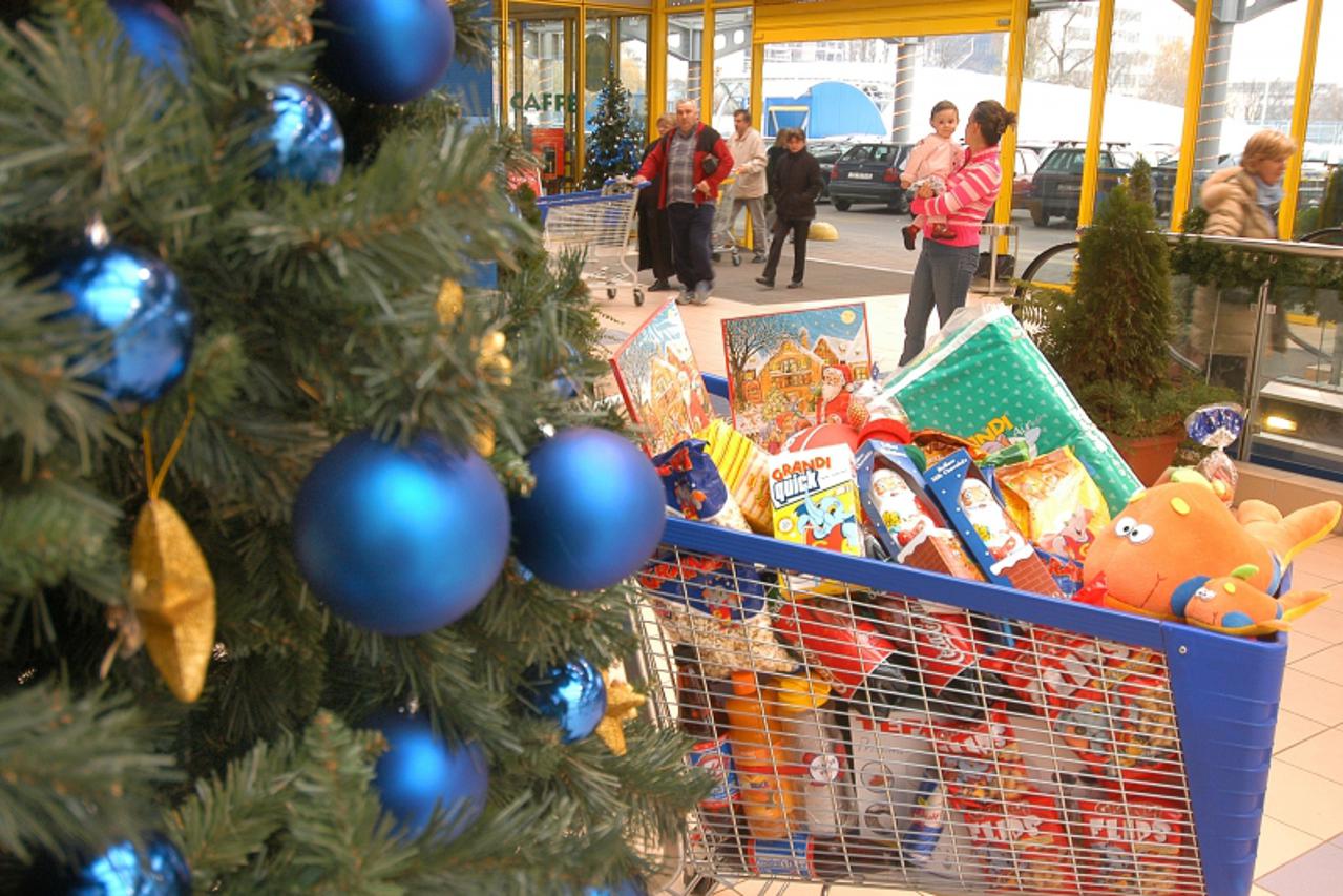 'kul..zagreb......05.12.2004 bozicna kupovina,soping,kolica,trgovine *foto:zeljko lukunic'