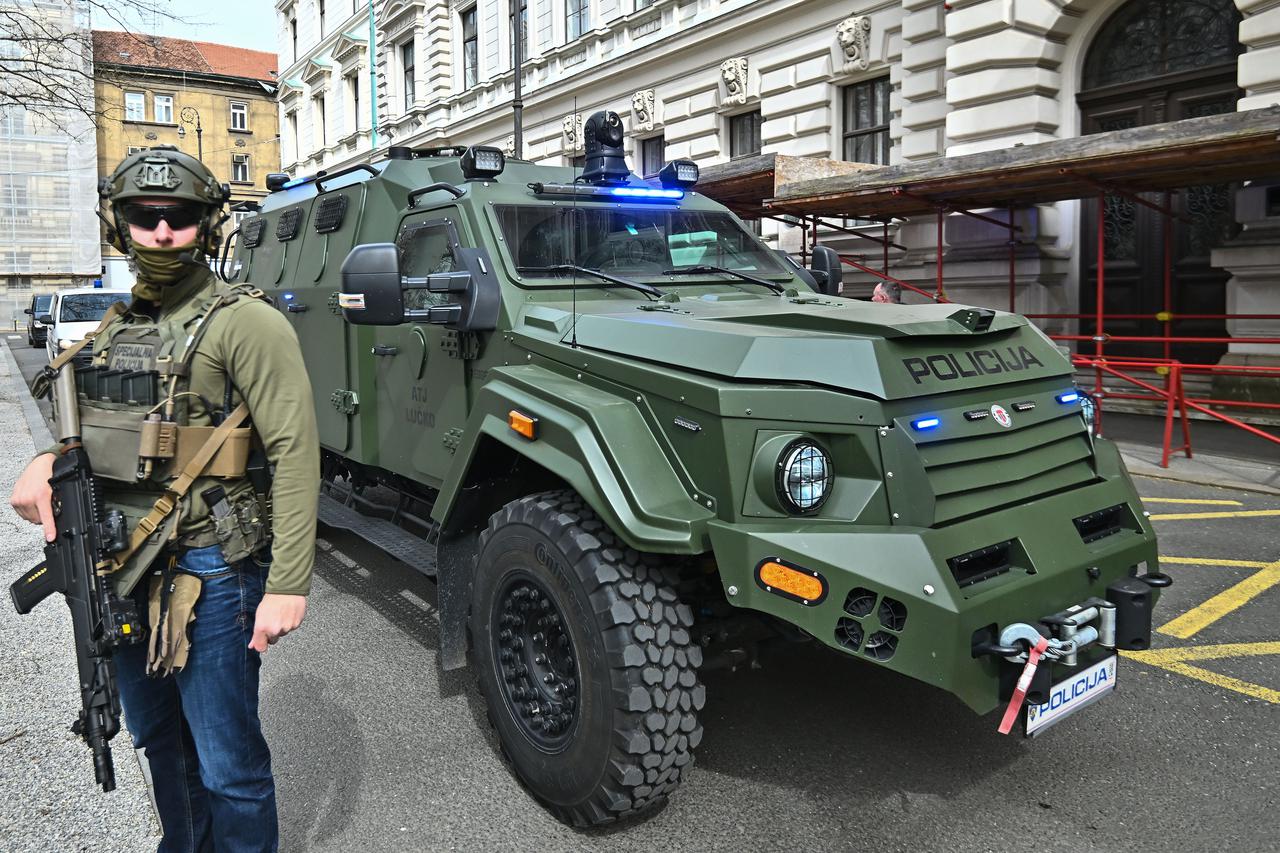 Zagreb: Privođenje na Optužno vijeće osumnjičenih za trgovinu drogom pod pratnjom specijalne policije