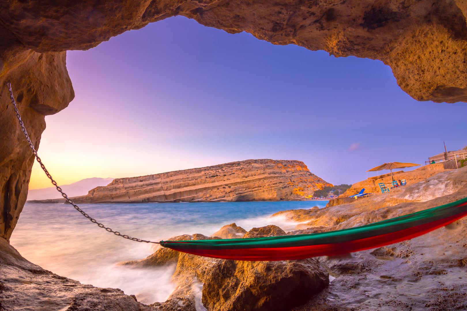 Crvena plaža, Kreta, Grčka: Ova skrovita obala na južnoj strani Krete je vruća točka za golo sunčanje u Grčkoj. Nazvana po pijesku i liticama oker boje, do Crvene plaže (ili Kokkini Ammos) dolazi se 20-minutnim pješačenjem od Matale ili vrlo kratkom vožnjom čamcem od seoske obale.