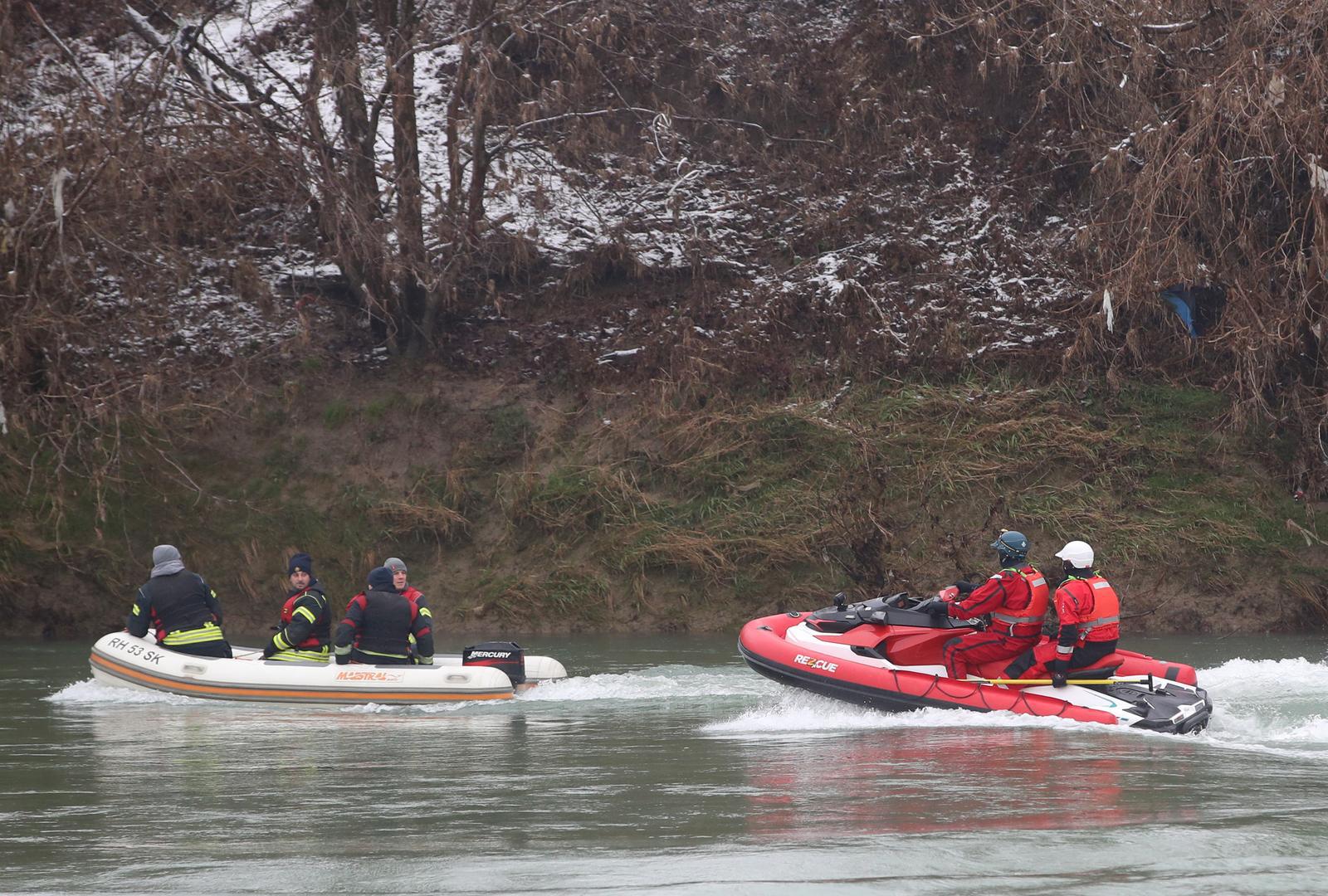 Civilna zaštita, Crveni križ, HGSS, policija i vatrogasci u četvrtak ujutro nastavili su potragu za djetetom u Savi. 

