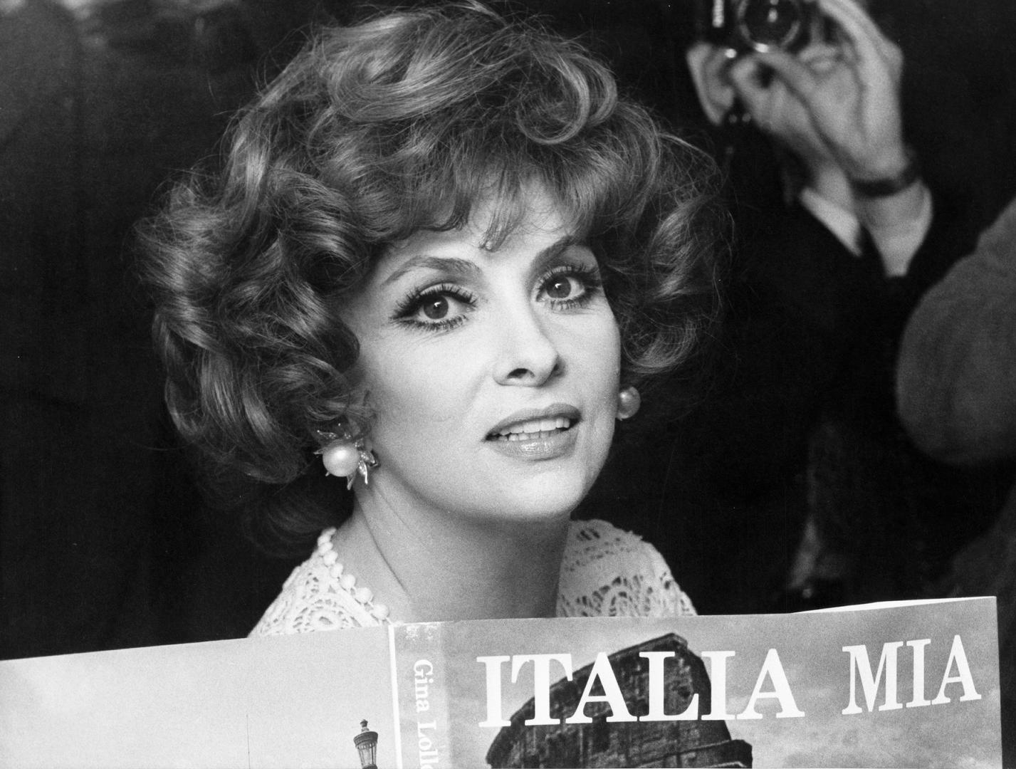 Od pedesetih godina prošlog stoljeća Lollobrigida je glumila u mnogim europskim i američkim filmovima poput "Rimljanke", "Pasjeg života", "Trapeza", "Zvonara crkve Notre Dame" i "Nadmudri đavola". U tom je filmu  glumila s Humphreyjem Bogartom. "Prema njoj Marilyn Monroe izgleda kao Shirley Temple", rekao je tada slavni Bogie.