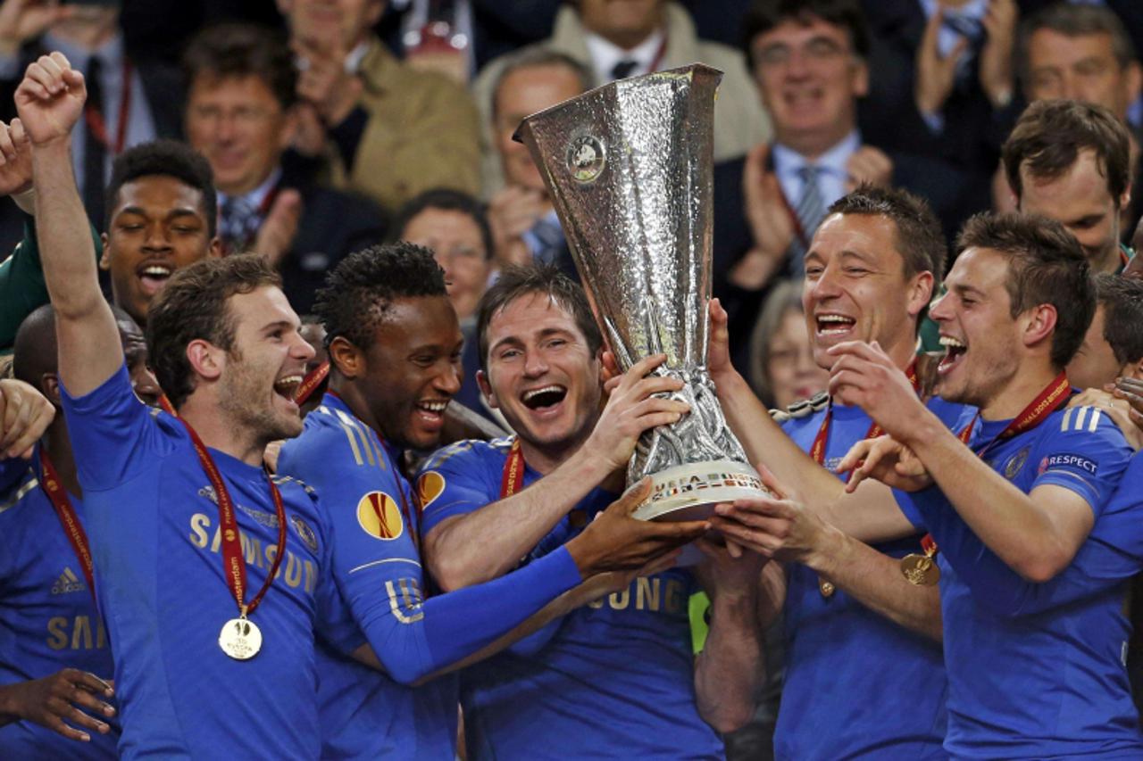 'Chelsea players celebrate with the trophy as they won the Europa League Final soccer match against Benfica at the Amsterdam Arena May 15, 2013.  REUTERS/Francois Lenoir (NETHERLANDS - Tags: SPORT SOC