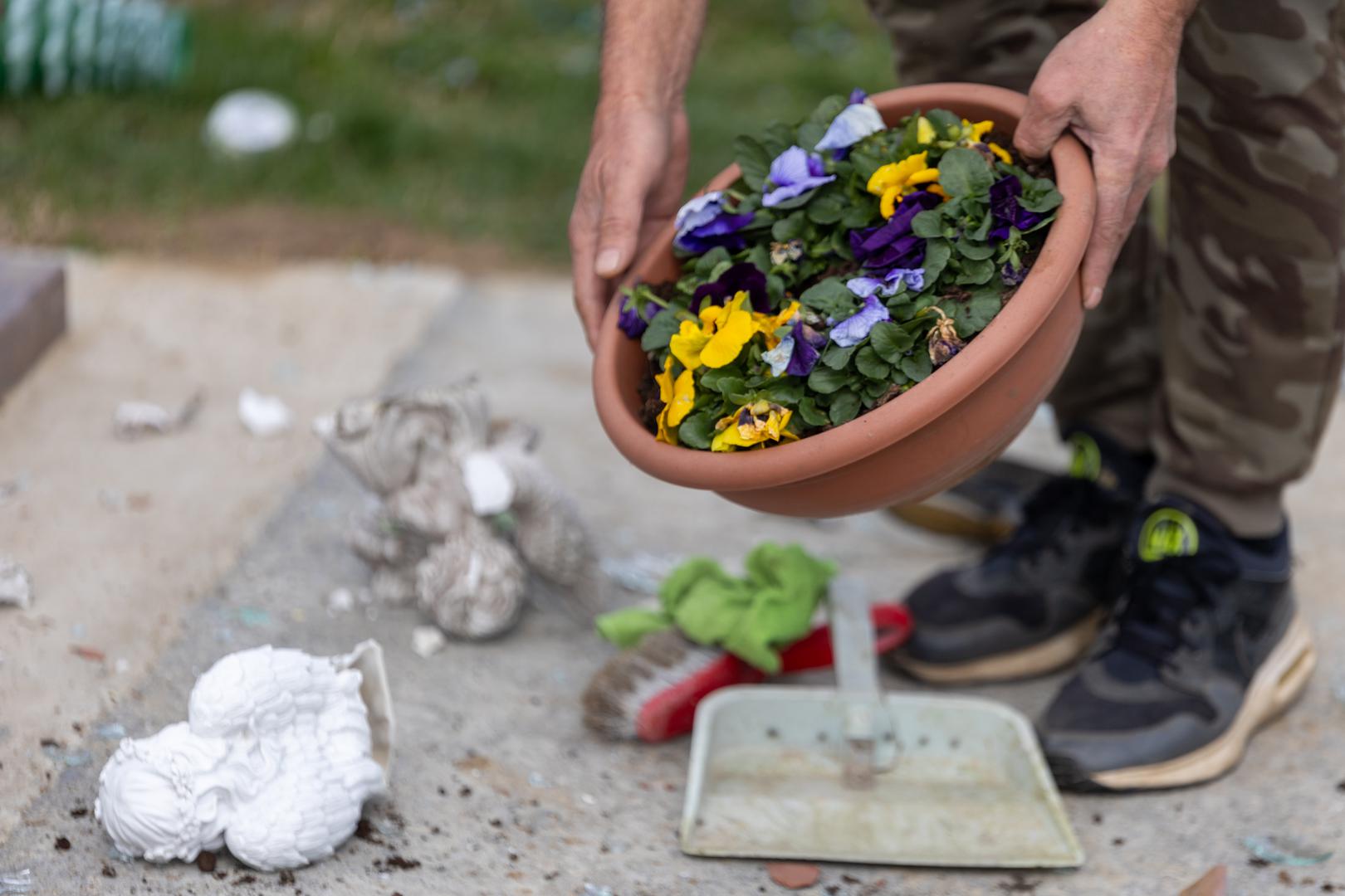 13.03.2024. Erdut - Vandali unistili 30tak grobova na katolickom groblju Photo: Borna jaksic/PIXSELL