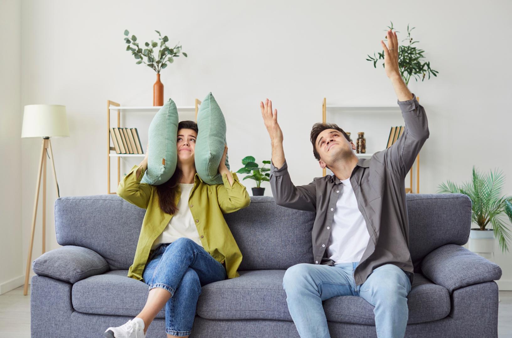 Nedostatak svijesti o glasnoći: Dio ljudi jednostavno ne primjećuje koliko su glasni. Ponekad se radi o navici iz okoline (npr. bučno kućanstvo), a ponekad o stresu i anksioznosti: napetost može utjecati na mišiće grla i disanja pa osoba nesvjesno pojačava glas kako bi 'progurala' riječi.