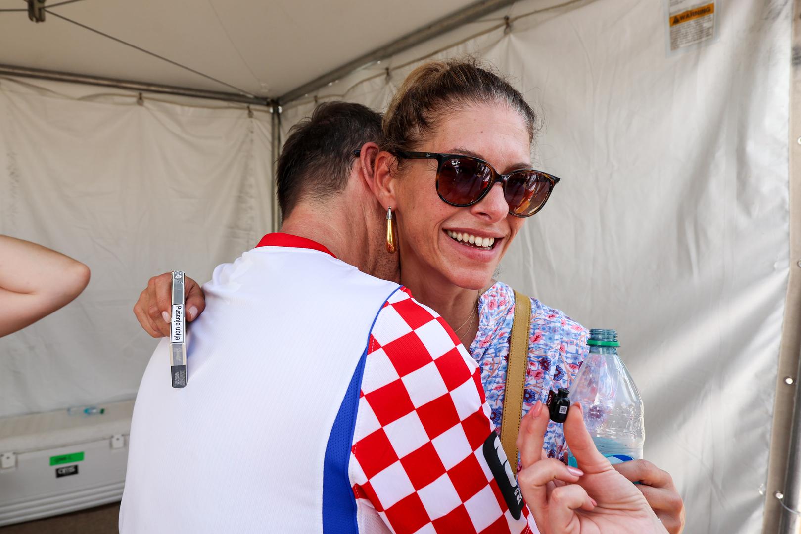Naše kamere zabilježile su i dirljive trenutke iza kulisa, među kojima se posebno ističu srdačni i emotivni zagrljaji glumice Jelene Perčin i njezina partnera Ante Gele, što je dodatno naglasilo opuštenu i toplu atmosferu cijelog događaja.
