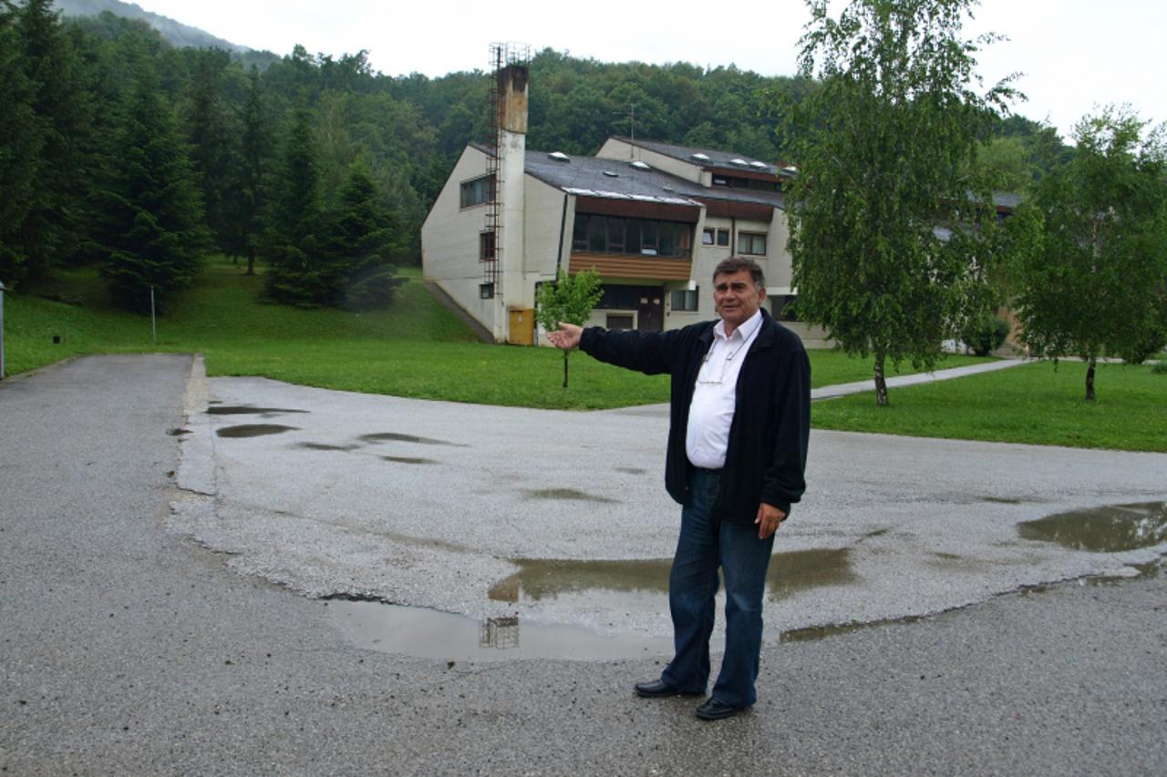 '04.06.2010. Durmanec - Nacelnik opcine Durmanec Branko Horvat pokazuje gdje bi se trebala sagraditi sportska dvorana pokraj osnovne skole u Durmancu. Photo:  Matija Topolovec/PIXSELL'