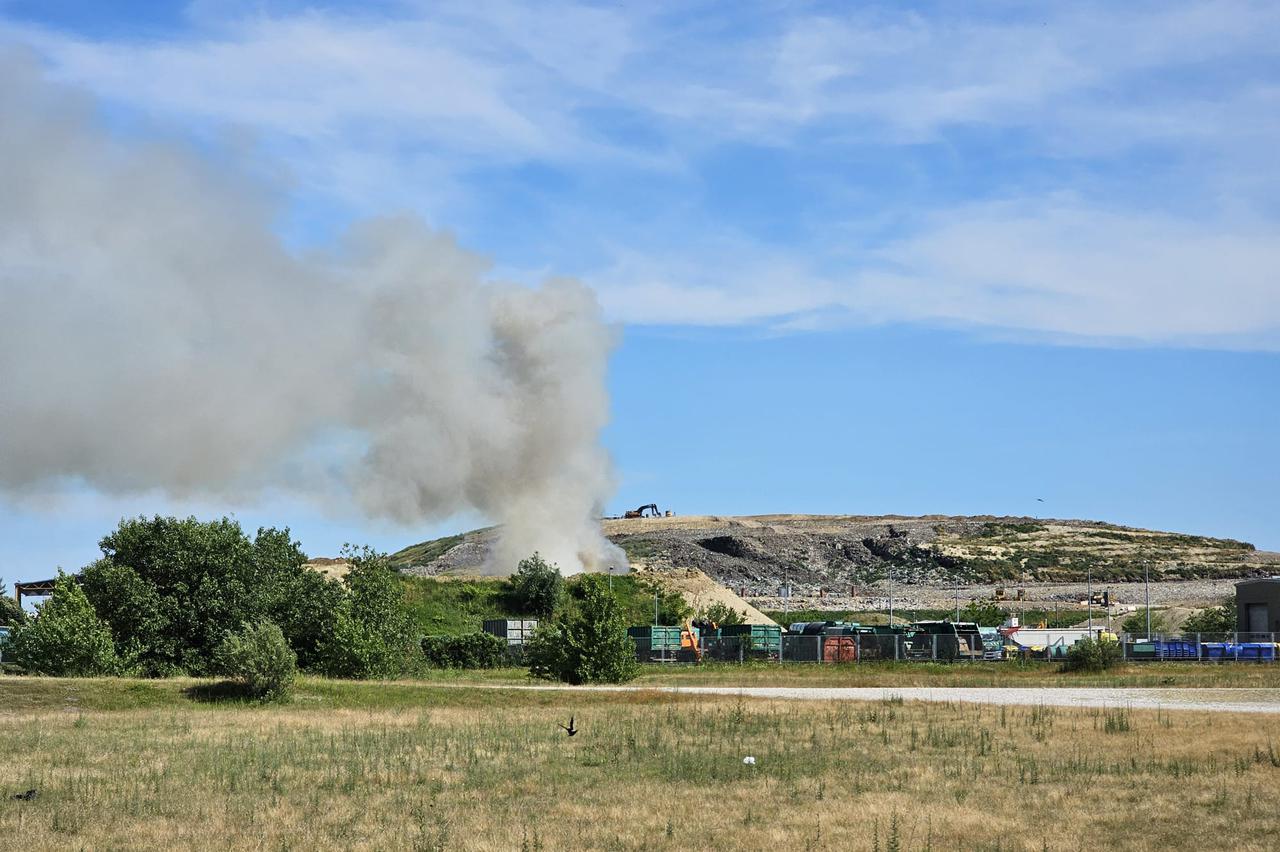 Zagreb: Pogled iz zraka na odron u kojem su ozlijeđena tri radnika na odlagalštu otpada Jakuševec