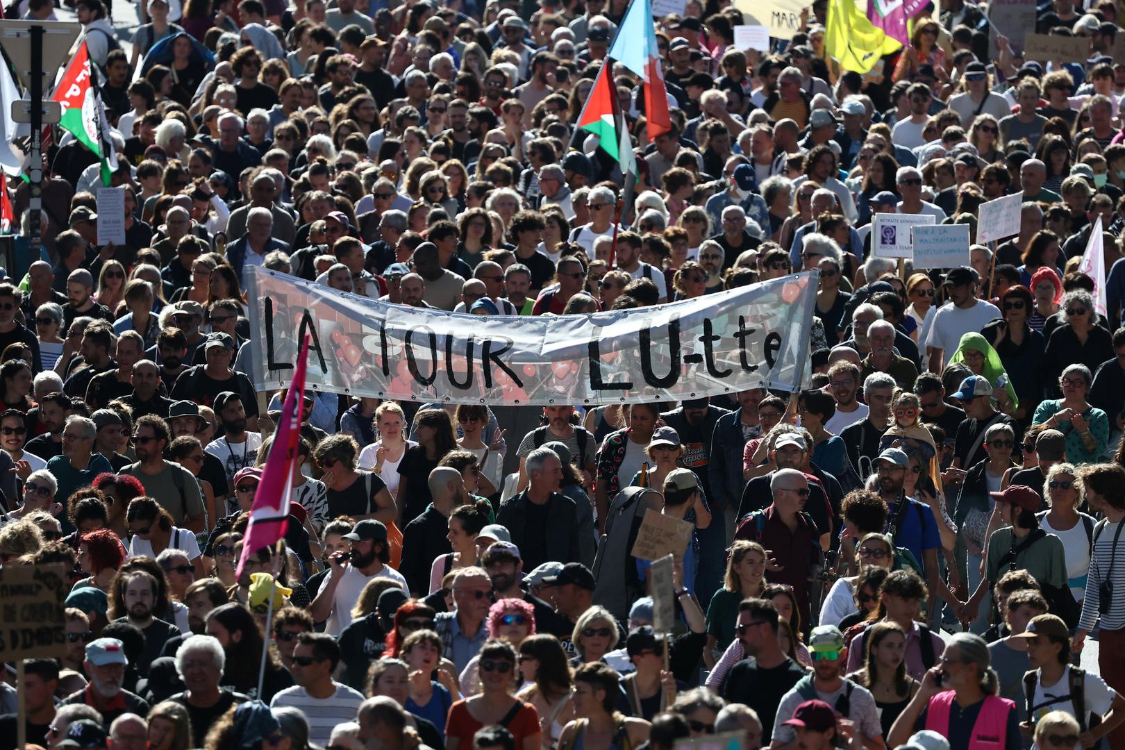 Unatoč tome, u nekoliko gradova, uključujući Lyon i Nantes, izbili su sukobi u kojima je policija koristila suzavac protiv prosvjednika koji su bacali projektile. Do kraja dana, vlasti su izvijestile o gotovo 100 uhićenja diljem zemlje. 