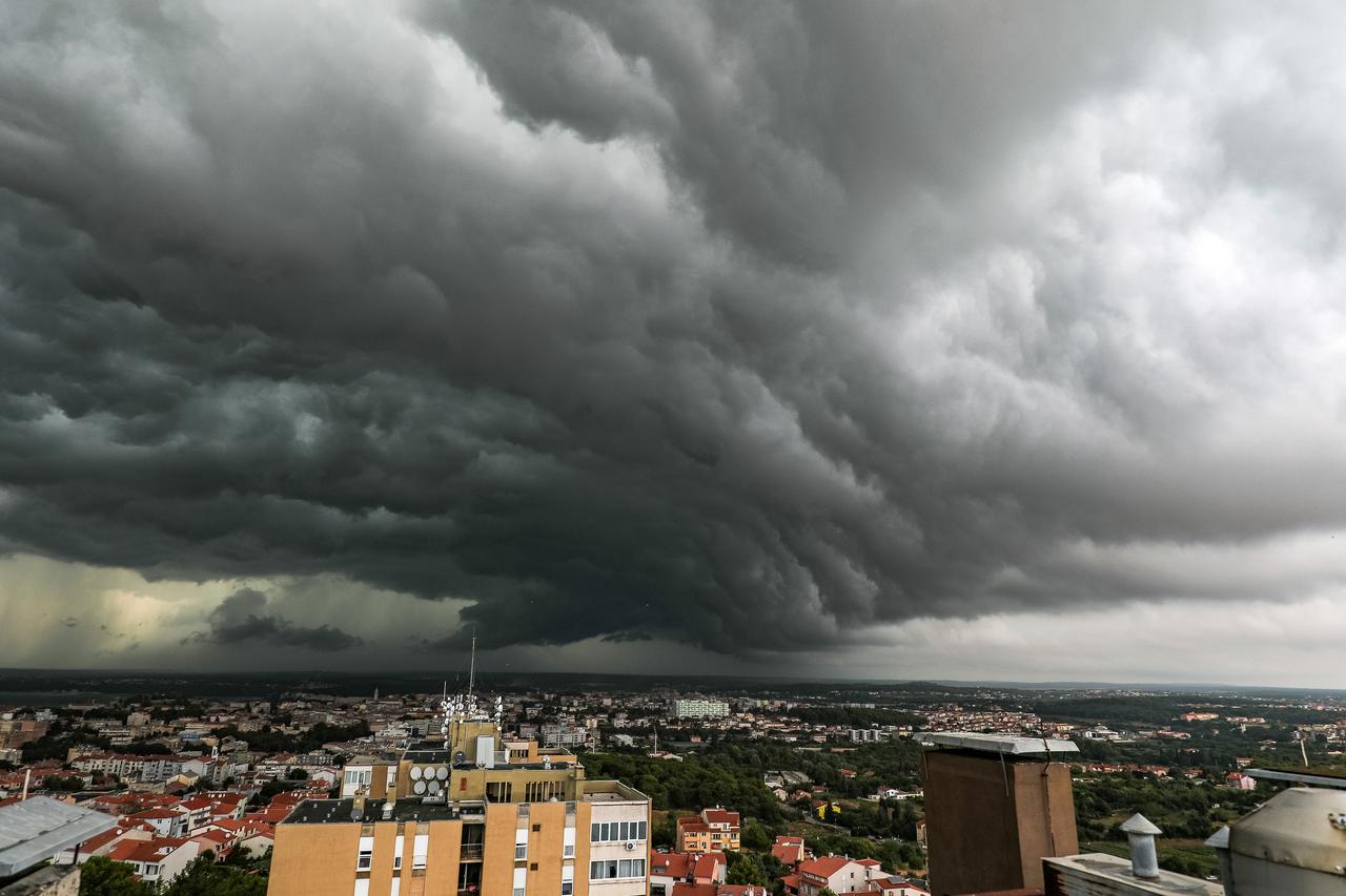 Olujno nevrijeme stiglo je u Pulu