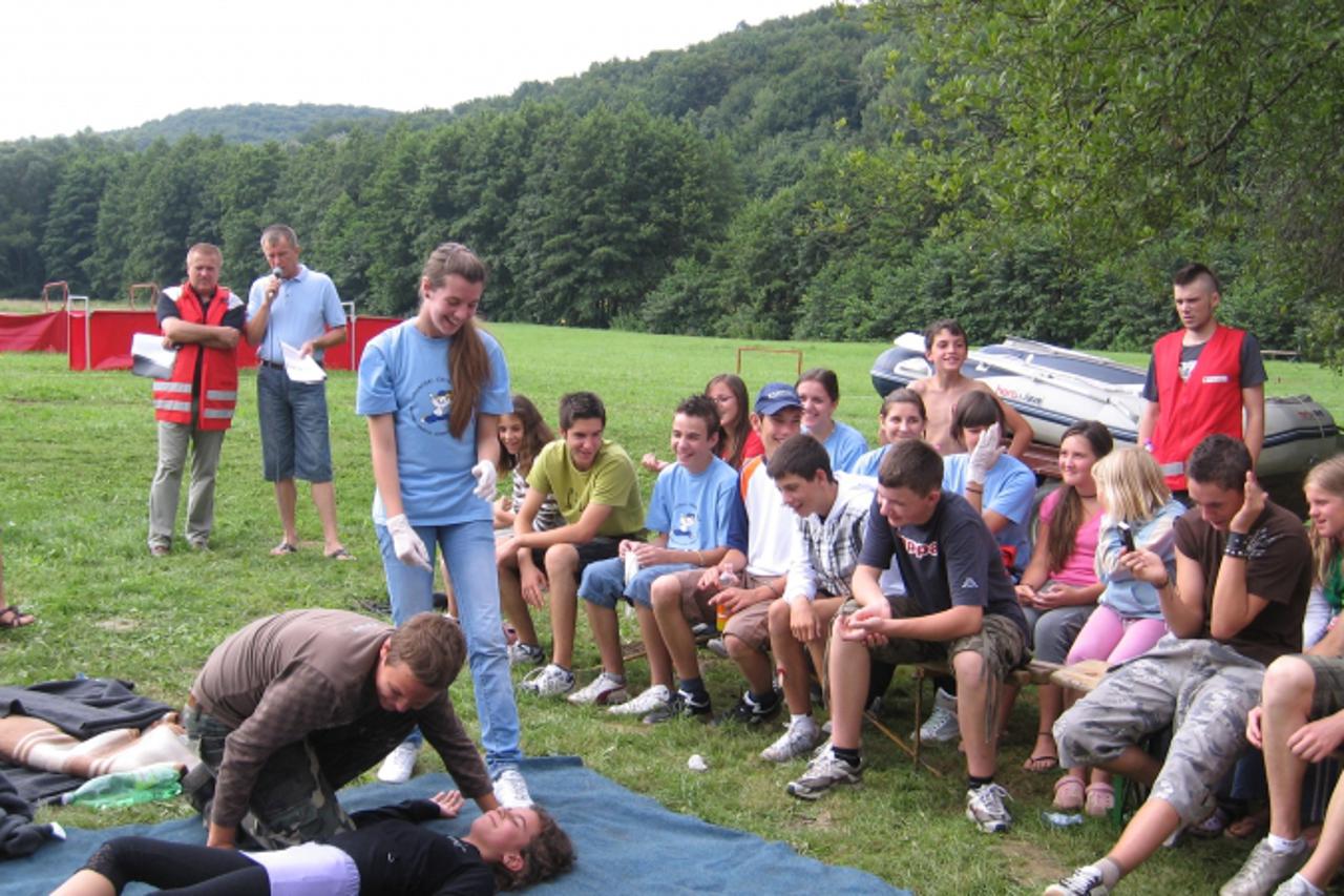 'Ucenici OS Hodosan u Madjarskoj uce djecu kako pruziti prvu pomoc.'