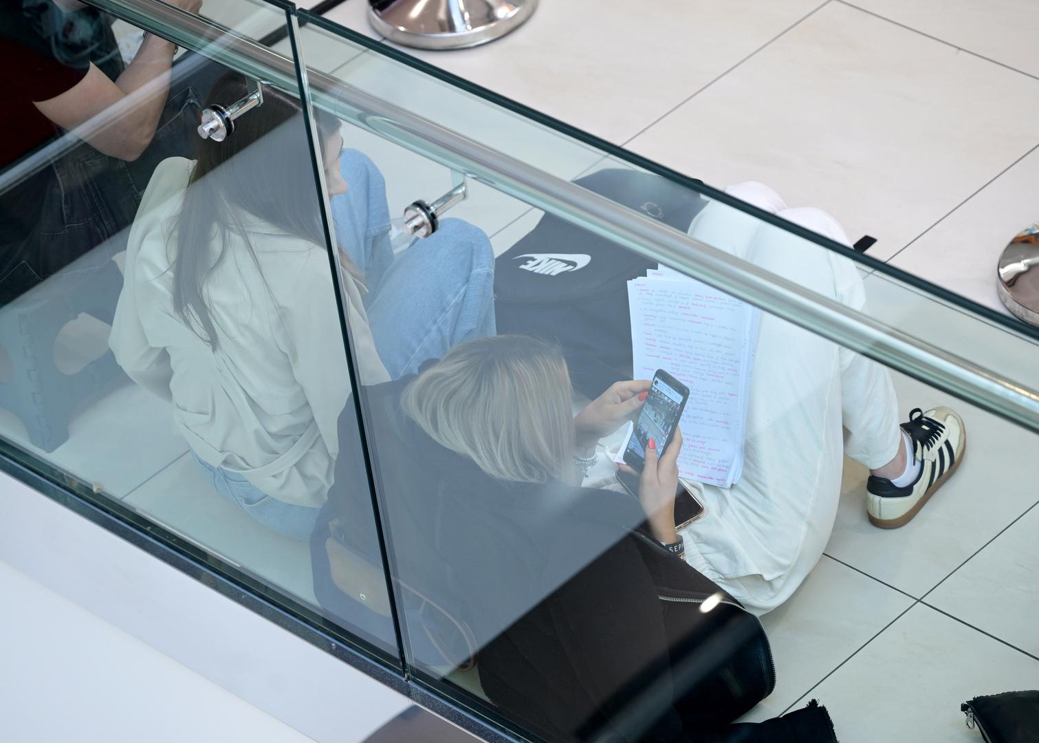 Na stranici i putem aplikacije već je moguća online kupnja, a navodi se nekoliko važnih informacija za online kupnju. Dostava je besplatna za narudžbe iznad 70 eura, dok za narudžbe ispod tog iznosa stoji 4,5 eura. Narudžbe se, kako piše, obično dostavljaju u roku od 3 do 5 radnih dana od datuma otpreme. Kupci imaju i mogućnost odustajanja od narudžbe. Za svaku kupnju putem sephora.hr ili aplikacije rok za obavijest o odustajanju je do 14 radnih dana od datuma primitka narudžbe.