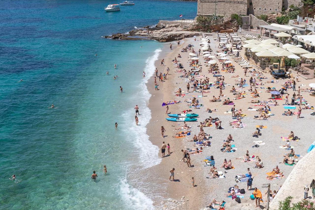 Pravo ljeto na plaži Banje u Dubrovniku