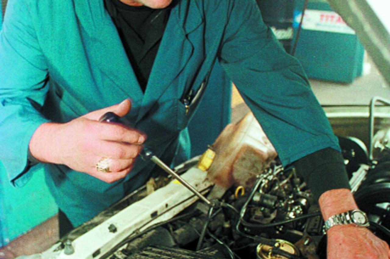 'auto..zagreb..04.10.2002 . automehanicar pregled auta priprema za zimu  snimio zeljko lukunic'