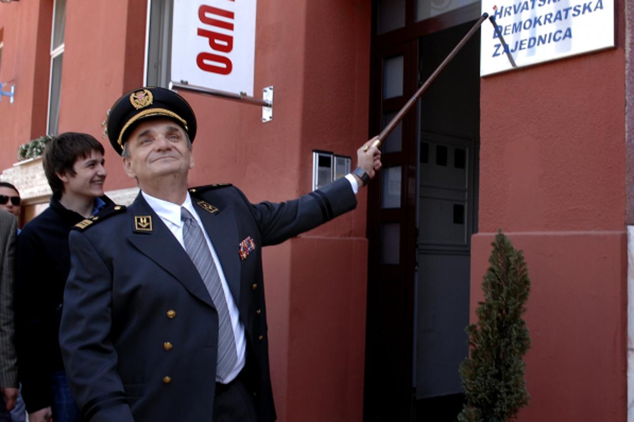 'unutrasnja-06.05.2009.osijek,hrvatska,branimir glavas u vrijeme kada se borio da ne zavrsi u zatvoru,u uniformi se prosetao i u prolasku kraj prostorija hdz-a podigao stap udario po ploci i rekao kak