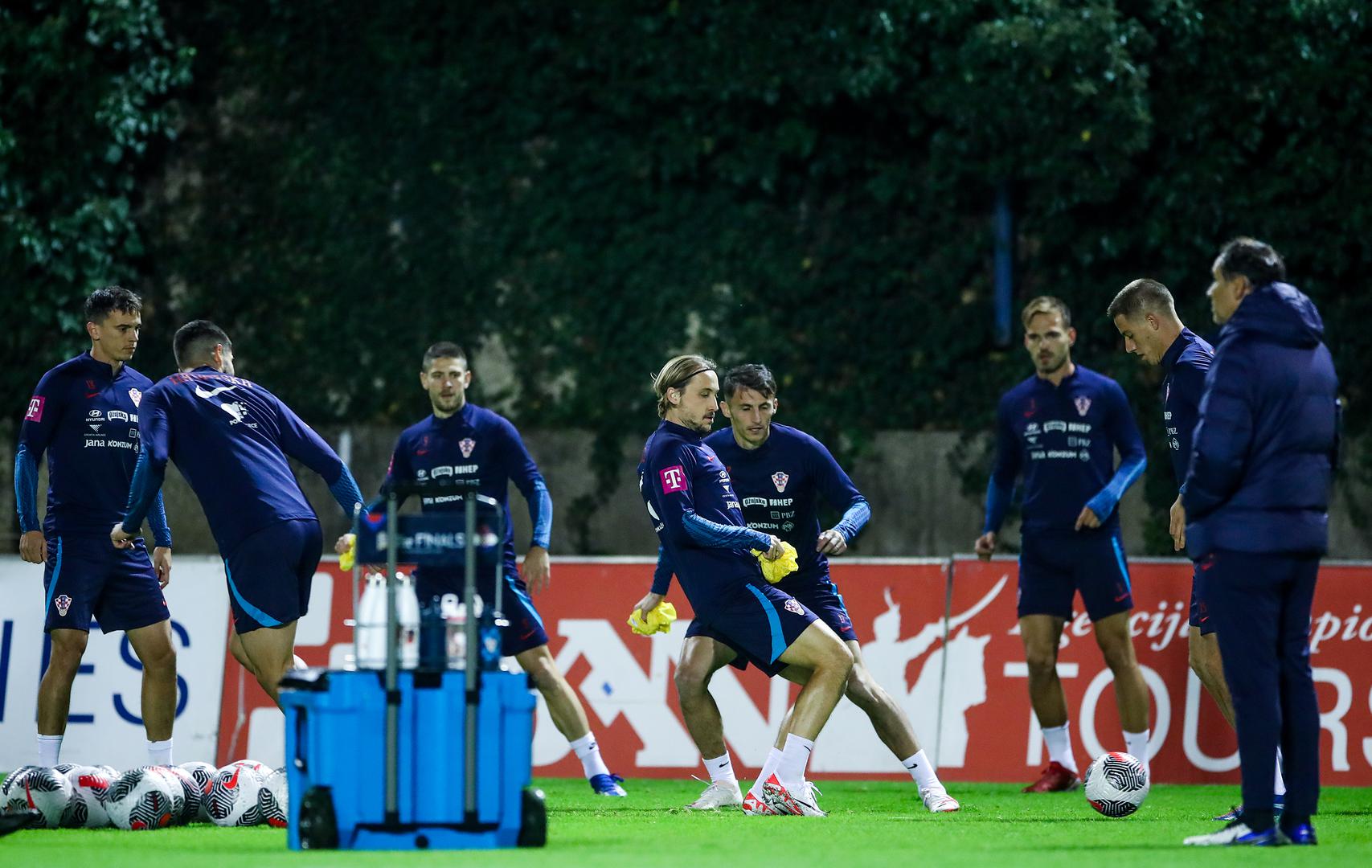 Uoči završnog raspleta, na vrhu skupine D sa 16 bodova je Turska koja je već osigurala plasman na EURO. Hrvatska i Wales imaju po 10 bodova, dok je Armenija treća sa sedam bodova