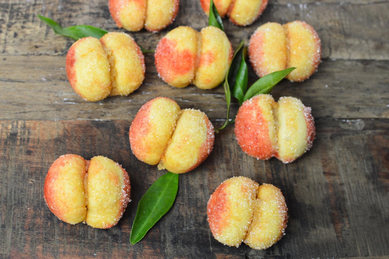 Breskvice: Breskvice su kolačići koji izgledom osvajaju odmah: dvije polovice spojene kremom, obojene i uvaljane u šećer, tako da podsjećaju na malu breskvu. Tradicionalno se rade prhke ili biskvitne, a često se aromatiziraju rumom ili vanilijom, dok punjenje zna biti od marmelade, čokolade ili mljevenih oraha. 