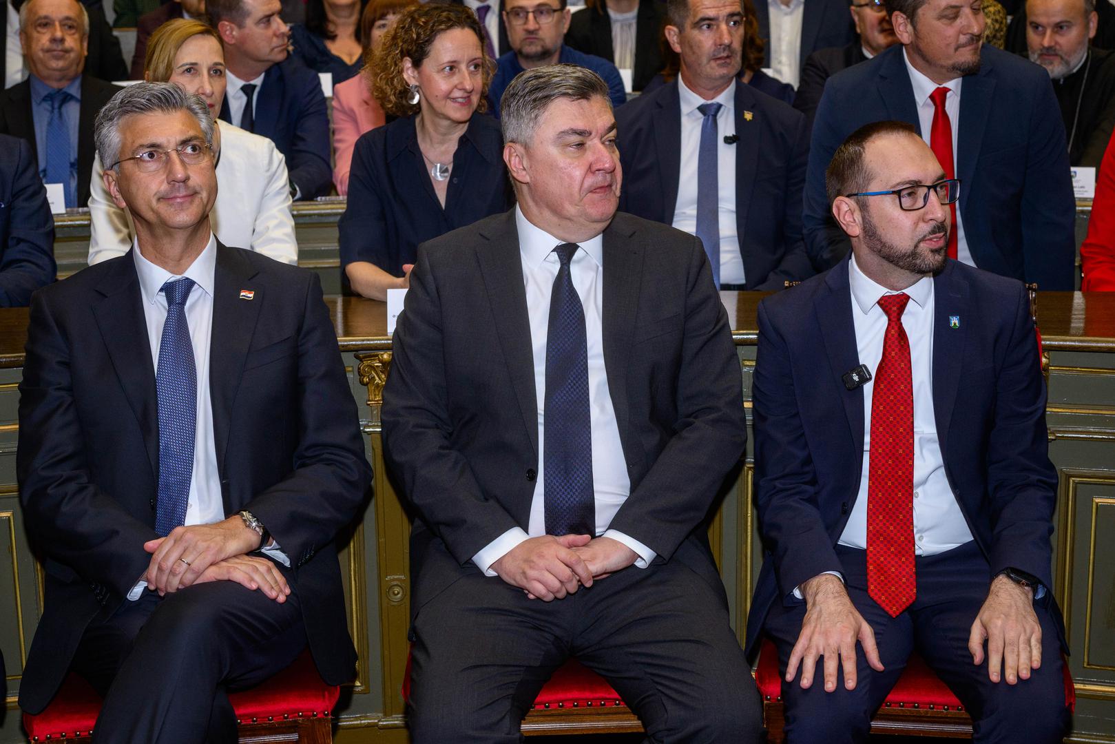 U prigodnom obraćanju predsjednik Milanović rekao je da kao Zagrepčanin promatra grad i gleda svaki detalj u njemu. “Zagreb vidim onako kako ga Zagrepčani i Zagrepčanke jedino mogu vidjeti: kao jedini grad, kao najdraži grad, kao grad prema kojem sam neoprostivo subjektivan, grad na koji ne dam, grad za čiji najjači i najslavniji klub - koji će, nadam se, postati još jači kada dobije stadion - nisam nikada navijao, navijao sam za Hajduk, ali za koji mi je neobično stalo da uspije. Da bude jak, ponosan, stjegonoša svega onoga što je u Zagrebu kao povijesnoj, teritorijalnoj, dijalektalnoj, kulturološkoj sintezi hrvatstva. I po tome je Zagreb jedinstven, jer u malim nacijama od nekoliko milijuna ljudi takvih različitosti kao među nama nema", smatra Milanović.