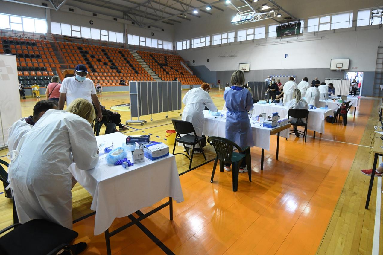 Šibenik: Nastavljeno masovno cijepljenje u dvorani na Baldekinu