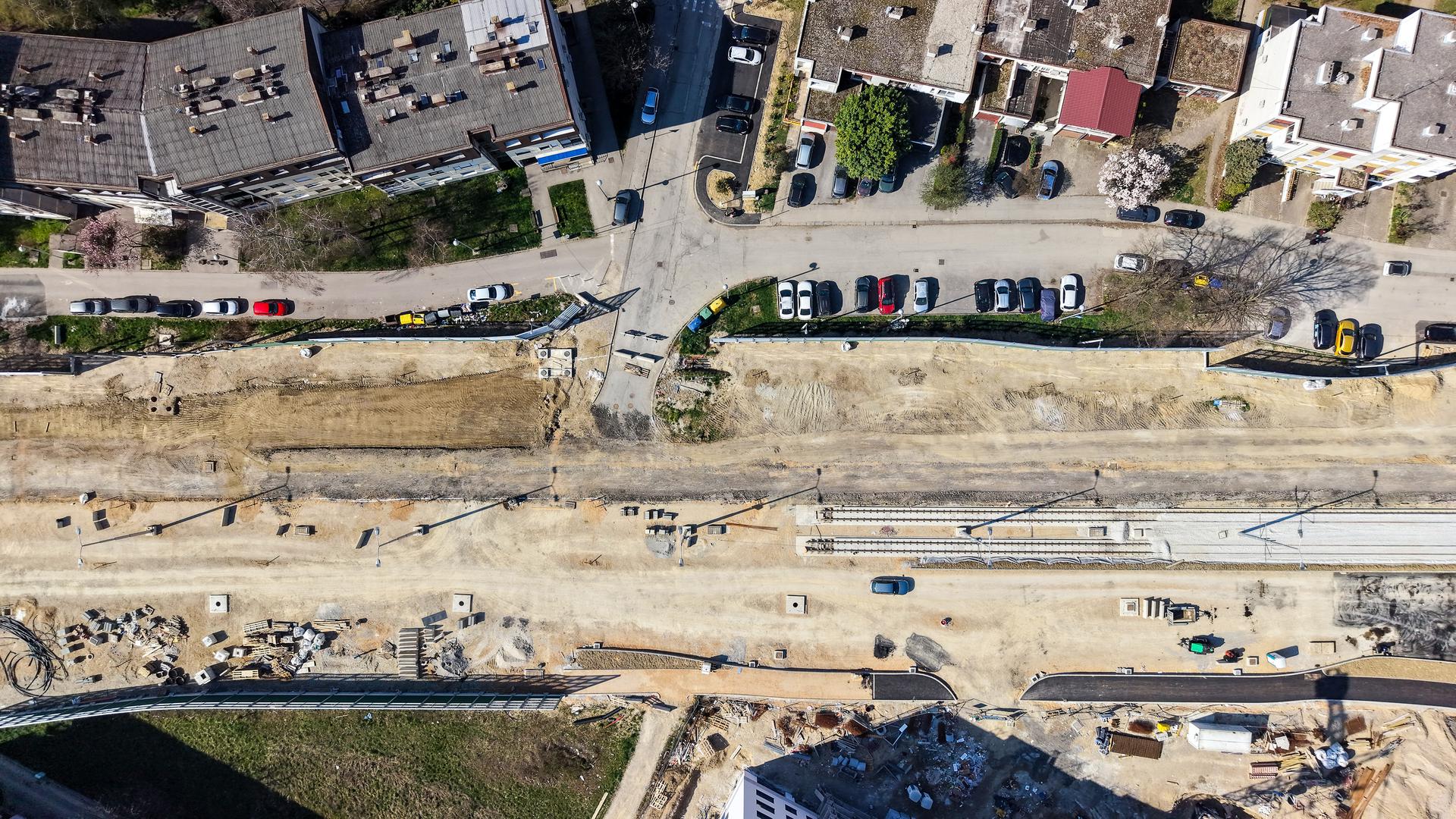 Dio tramvajske pruge na početku Sarajevske ceste već je u potpunosti dovršen. Iz Grada su ranije poručili kako se završetak svih radova, uključujući prometnicu, prugu, infrastrukturu i privremenu okretnicu, očekuje do kraja drugog tromjesečja 2026., odnosno do kraja lipnja. 