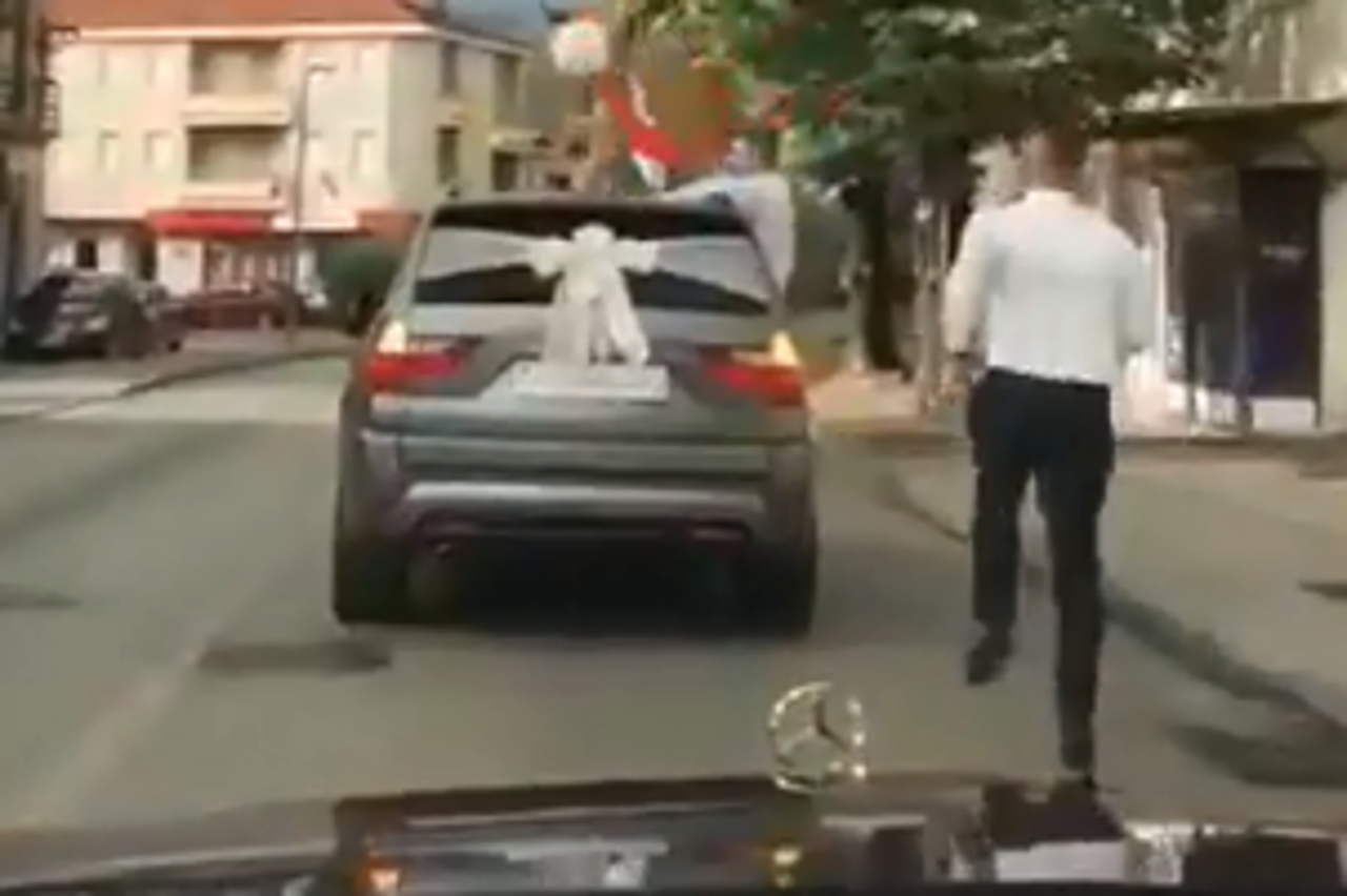 Mladoženja trči za autom