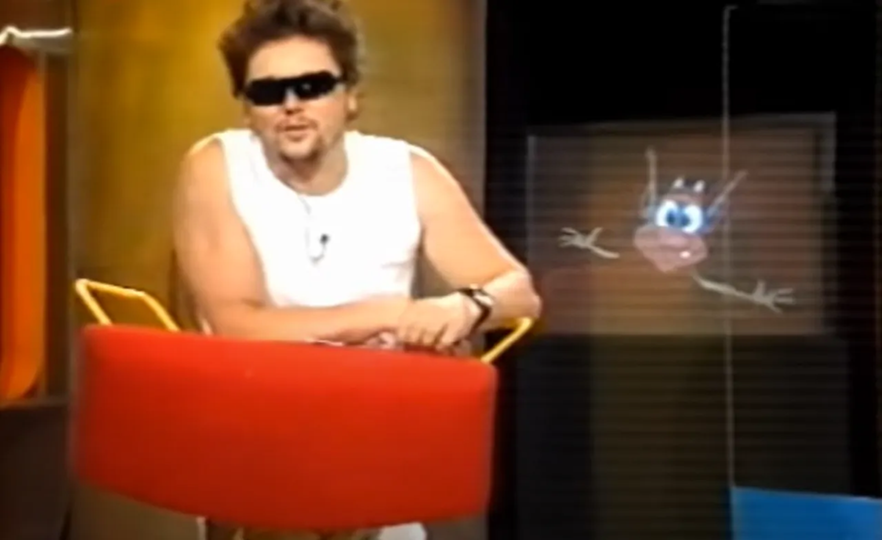 Nakon treće godine studija postao je član drame HNK "August Cesarec" u Varaždinu. Po povratku u Zagreb, pridružio se Zagrebačkom kazalištu lutaka, gdje nastupa i danas.