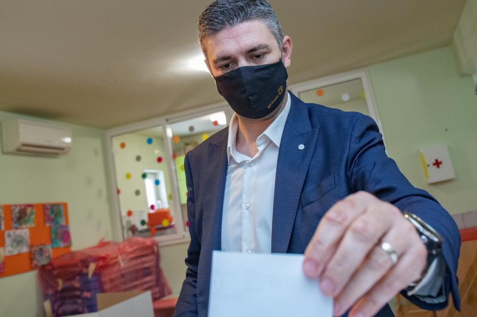 Dubrovniki: Mato Franković sa suprugom stigao na glasovanje