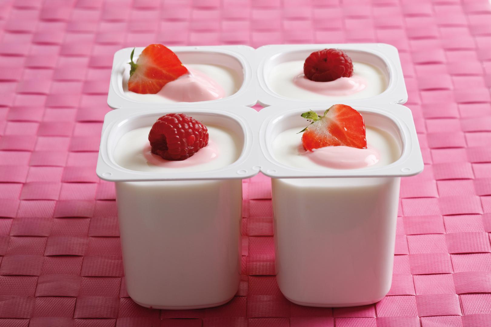 Jednokratne plastične čašice u kojima se kupuje jogurt ili one u kojima je svježi sir, vrhnje i margarin nisu otporne na toplinu. Riskirate da se rastope i ispuste kemikalije u hranu.