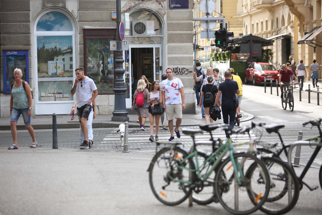 Zagreb: Sunčano popodne građani i turisti iskoristili za šetnju gradom