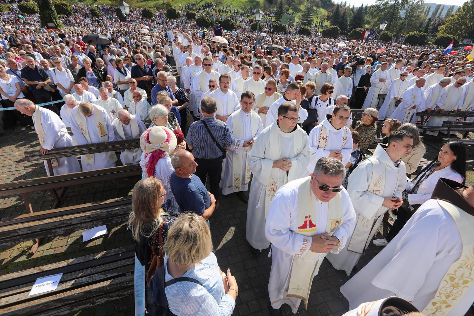 30.09.2023.,Marija Bistrica, u nacionalnom svetistu Majke Bozje Bistricke u Mariji Bistrici iz zraka  se kao zavjet Majci Bozjoj i znak zahvale za Stepincevu beatifikaciju s neba prosute latice od 10 000 ruza na prostor crkve na otvorenom. Na samom pocetku svete mise apostolski nuncij u RH nadbiskup Giorgio Lingua predao je Palij liturgijski znak sto ga nose nadbiskupi novom nadbiskupu zagrebackom Drazenu Kutlesi.    Photo: Robert Anic/PIXSELL