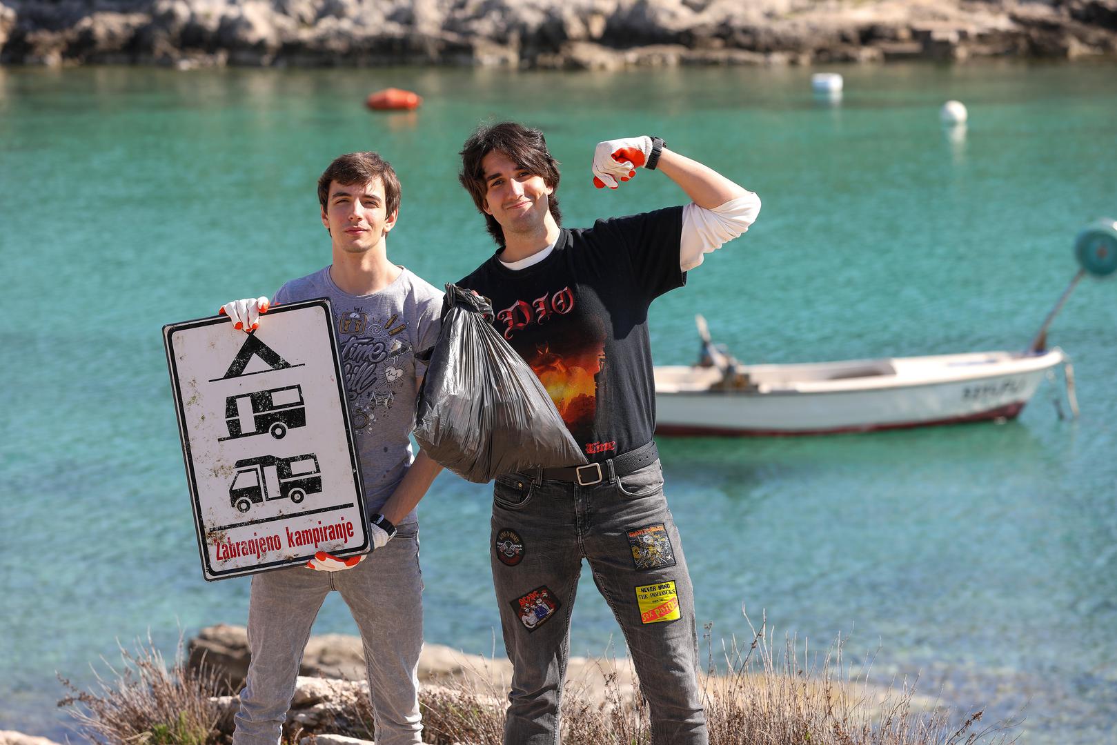 22.04.2023.., Pula  -U sklopu akcije Vecernjeg lista Rezolucija zemlja u obalnom podrucju Sisana volonteri ciste obalno podrucje i sumu uvale Kale. Eko aktivisti Vodnjanstine i Liznjana Photo: Srecko Niketic/PIXSELL