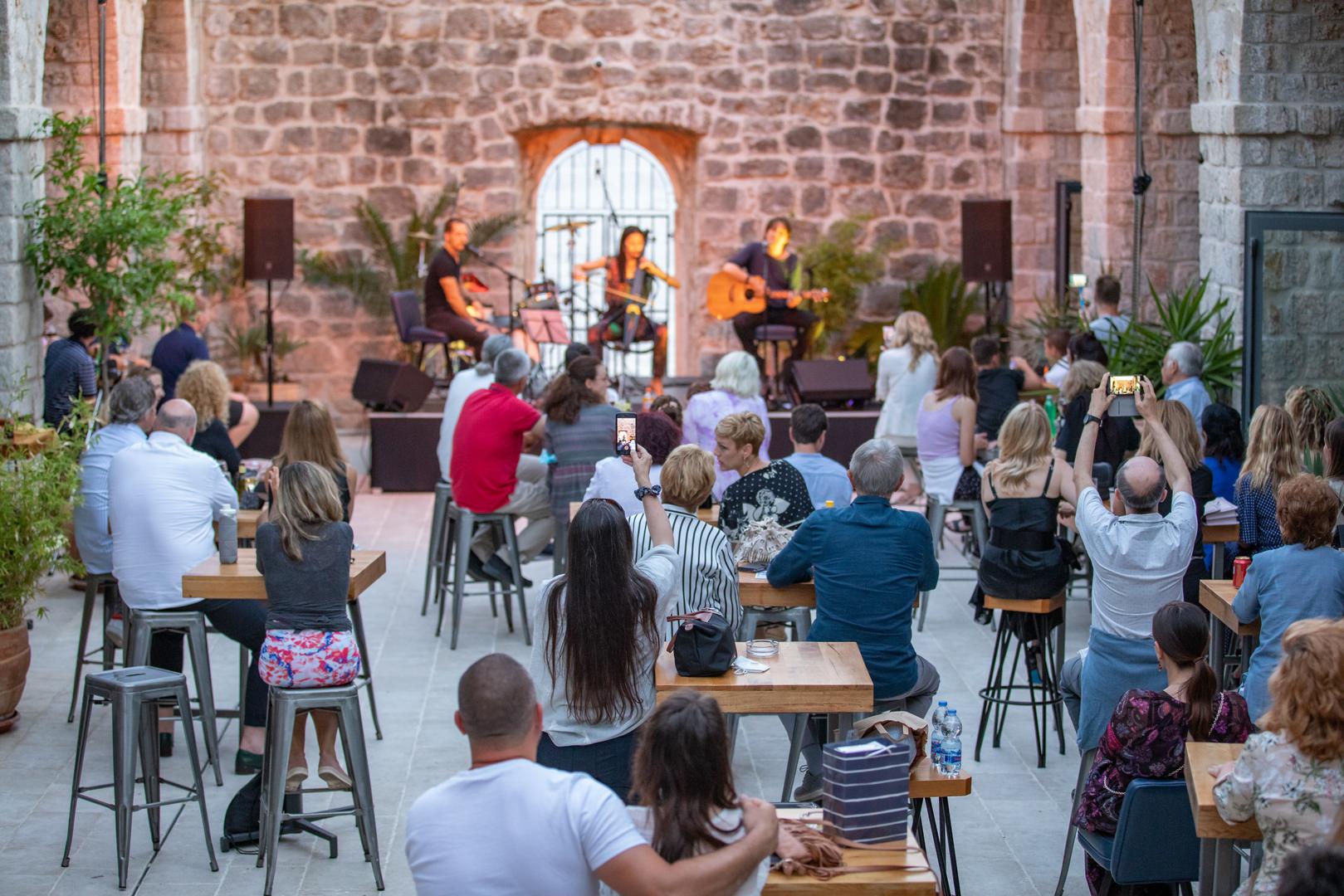 - Divno je što će mi se druge večeri festivala pridružiti moji roditelji, s kojima ću održati minikoncert uz promociju knjige “Djedove priče unucima”, koja za mene ima veliku vrijednost jer je te divne priče za nas unuke napisao moj pokojni djed Dragutin Rucner. - rekla je Ana u najavi svog festivala u Dubrovniku. 