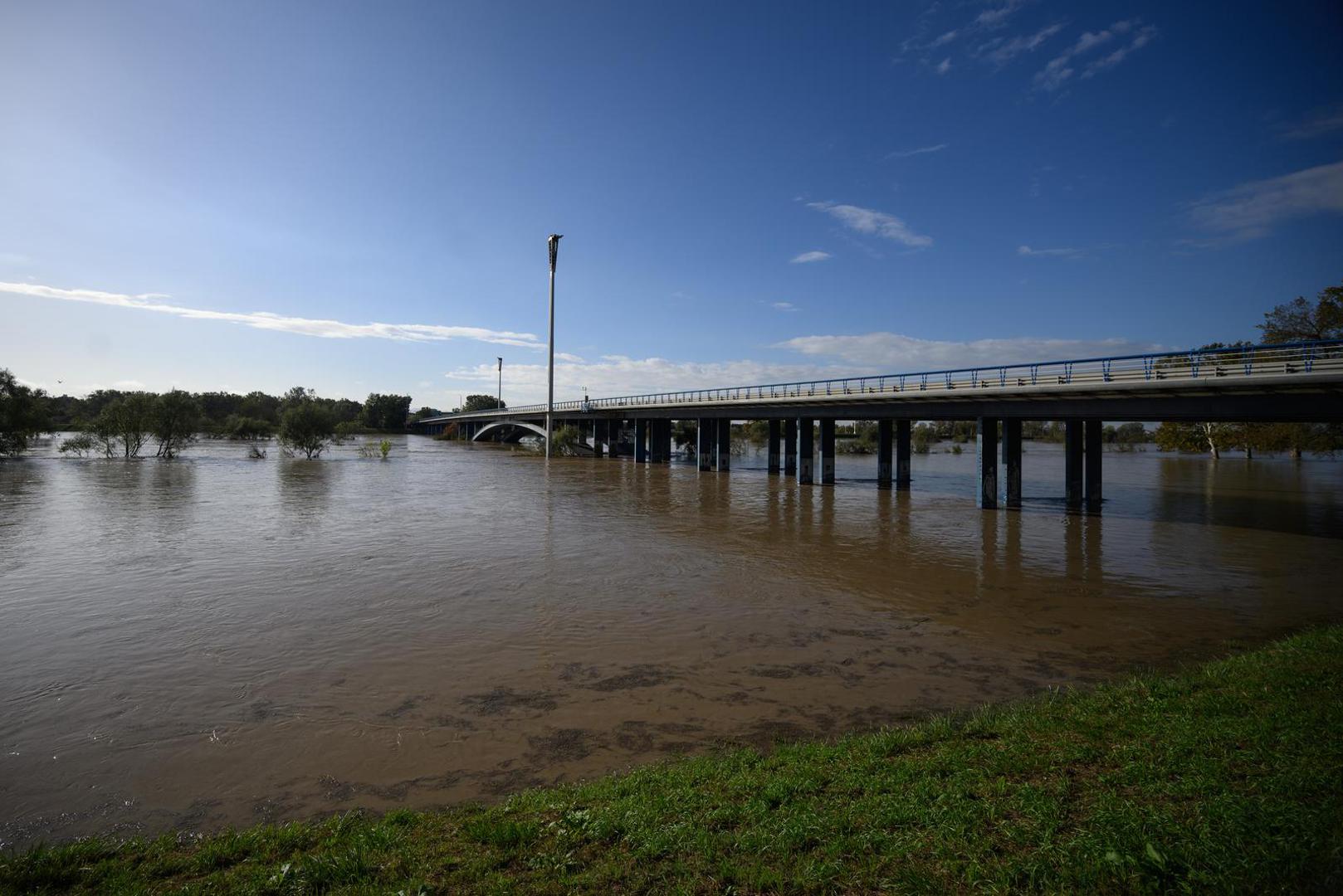 Zbog obilnih padalila u gornjem toku na snazi su pripremne mjere obrane od poplava.. Naime, vodostaj je u prethodna 24 sata narastao za čak tri i pol metra. 