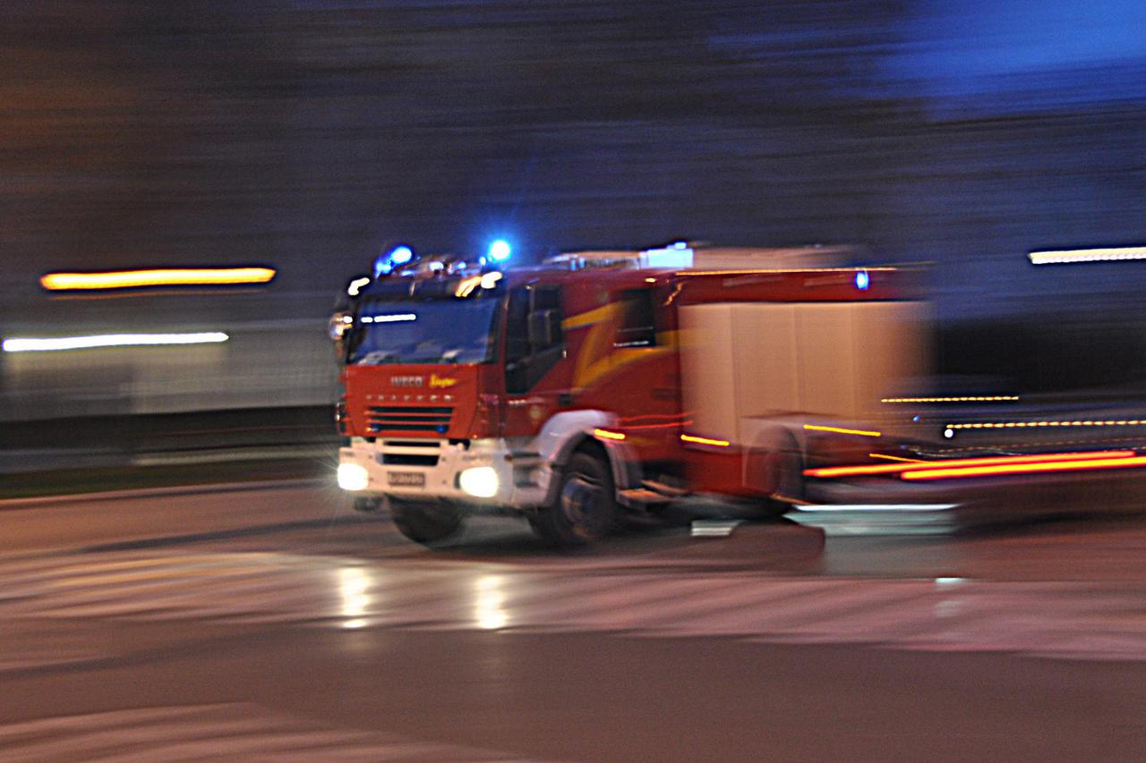 Pula: Vatrogasna kola u vožnji