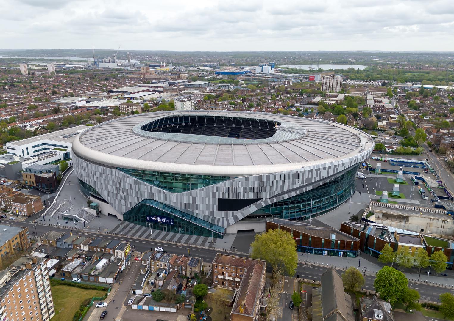 Ostajući na europskom tlu, nikako ne možemo zaobići Tottenham Hotspur Stadium koji je postavio potpuno nove građevinske standarde u dizajnu ovakvih grandioznih sportskih zdanja. Najveći klupski stadion u Londonu opremljen je prvim pomičnim travnjakom na svijetu koji se u komadima uvlači ispod goleme južne tribine, glatko otkrivajući umjetnu podlogu idealnu za velike glazbene koncerte. Njegova južna tribina pomno je dizajnirana kako bi stvorila masivni zvučni zid, s obzirom na to da su sva sjedišta postavljena pod iznimno oštrim kutom koji gledatelje maksimalno približava samoj akciji na terenu.