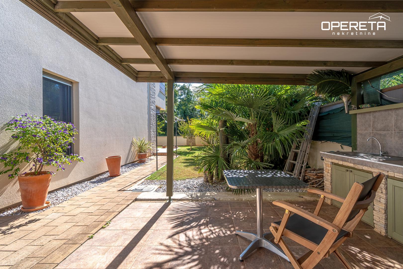 "Ova dvojna kuća smještena je u širem centru Poreča, na iznimno mirnoj poziciji u jednom od najpoželjnijih stambenih kvartova. Zahvaljujući tome što se nalazi na rubu urbaniziranog područja, nudi prekrasan pogled na zelenilo, a njezina jugozapadna orijentacija osigurava cjelodnevnu osunčanost", ovako u oglasu hvale ovu prekrasnu kuću u Istri.  