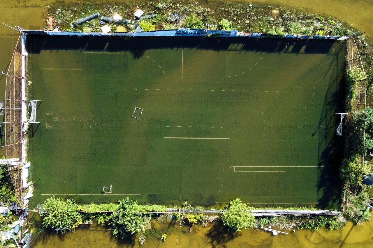 Ivanja Reka: Pogled iz zraka na poplavljeno nogometno igralište i ugostiteljski objekt