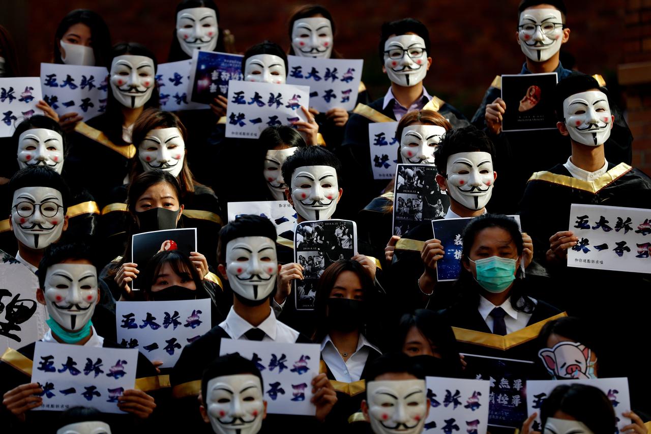 5.11.2019. Studenti Politehničkog sveučilišta u Hong Kongu prije dodjele diploma poziraju u znak podrške antivladinim prosvjedima