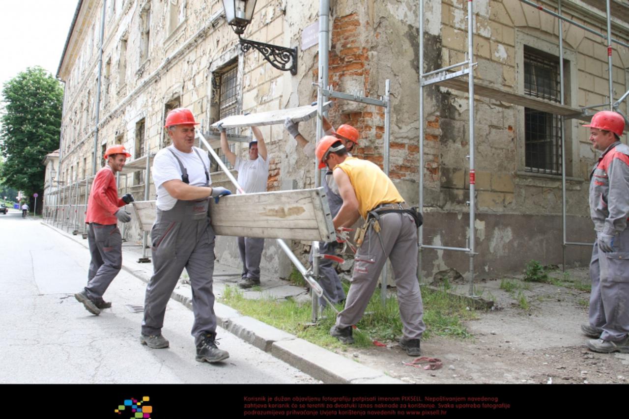 '02.05.2012. Karlovac - Radnici skinuli skelu sa stare vojarne u staroj karlovackoj jezgri koju je kupila Karlovacka banka. Tijekom tri godine koliko je skela stajala nisu napravljeni nikakvi radovi. 